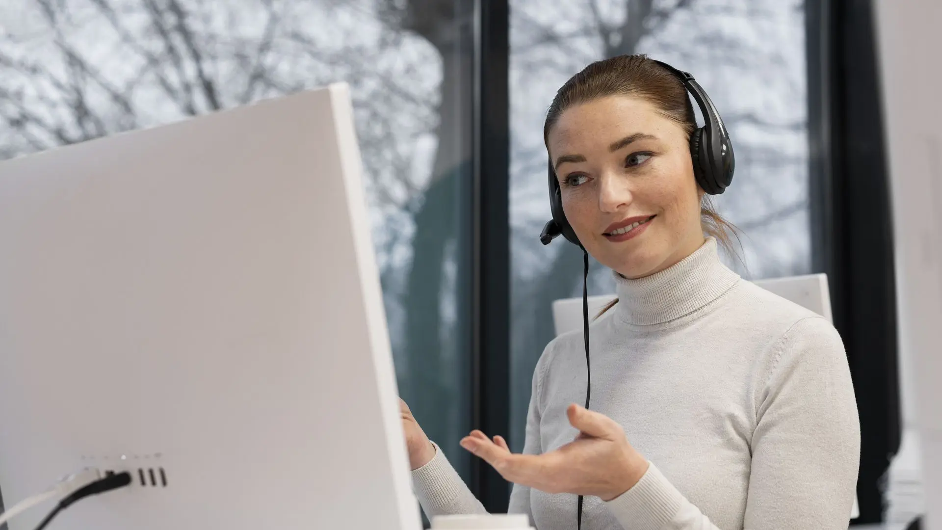 Medewerker met headset in gesprek met een klant